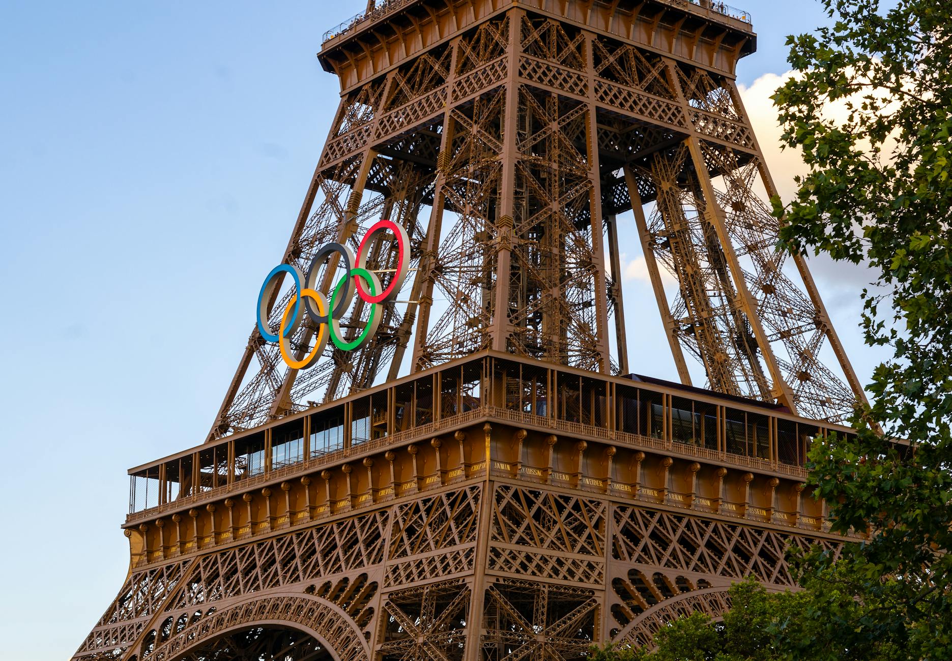 the eiffel tower is decorated with the olympic rings