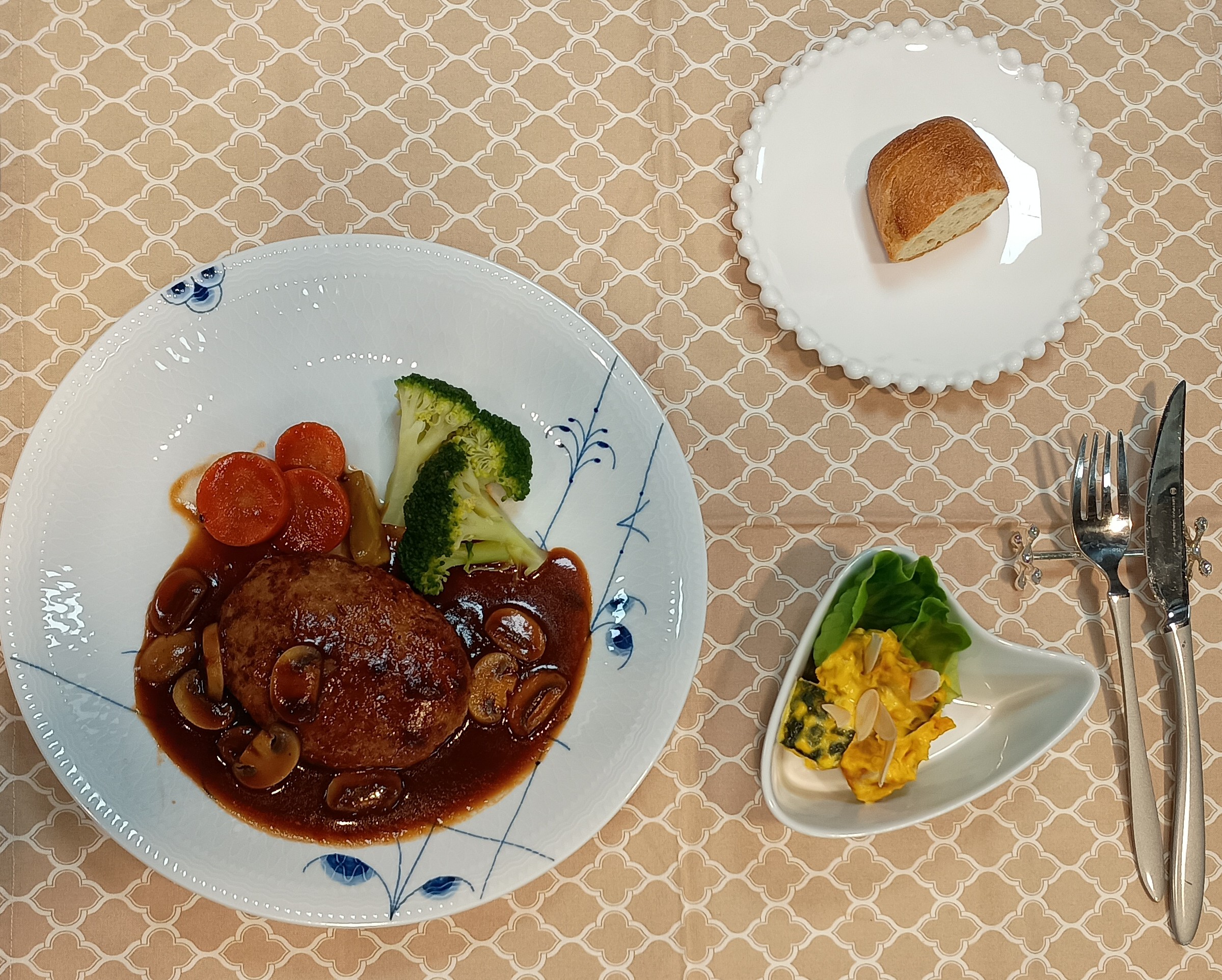 煮込みハンバーグ